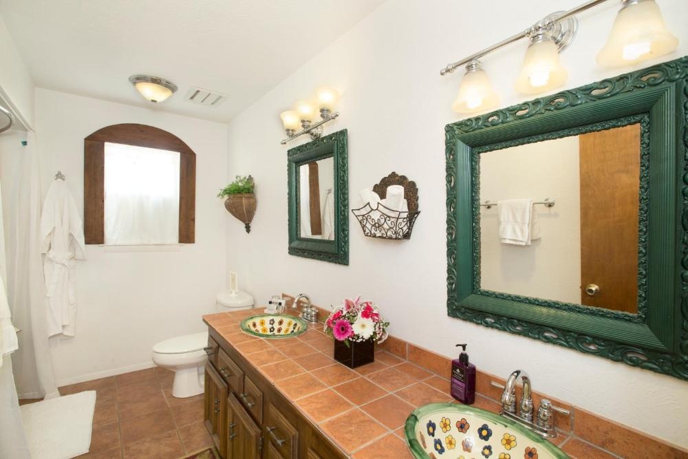 Lakehouse Bed and Breakfast Image 14