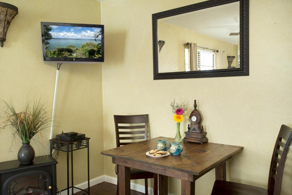 Lakehouse Bed and Breakfast Image 15