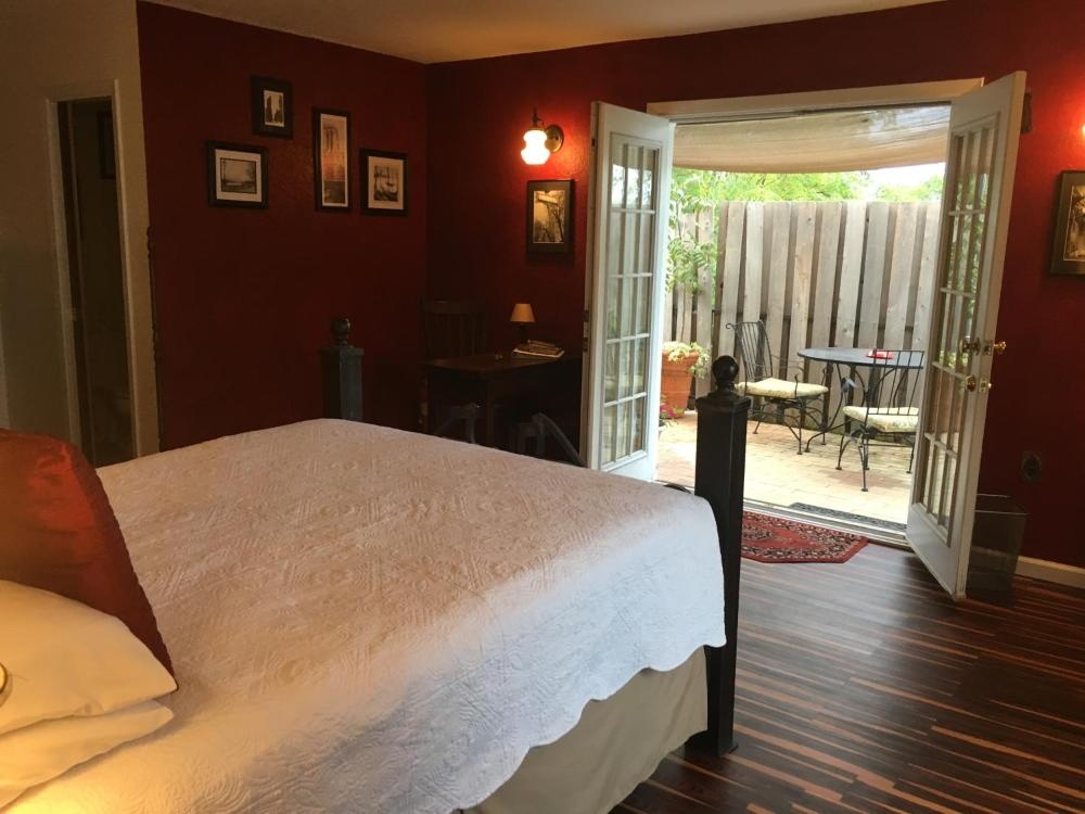 Lakehouse Bed and Breakfast Image 28